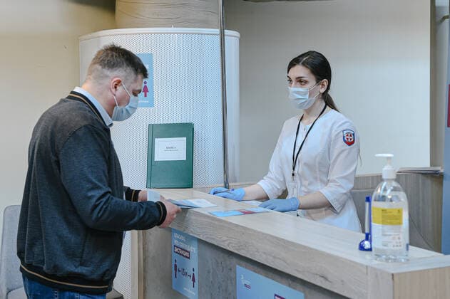 (210323) -- MOSCOW, March 23, 2021 -- A man gets his vaccination card after receiving the COVID-19 vaccine in Moscow, Russia, on March 23, 2021. Russia reported 8,457 COVID-19 cases over the last 24 hours, the lowest daily tally since September last year, bringing the cumulative count to 4,474,610, the official monitoring and response center said Tuesday. ) RUSSIA-MOSCOW-COVID-19-VACCINATION EvgenyxSinitsyn 