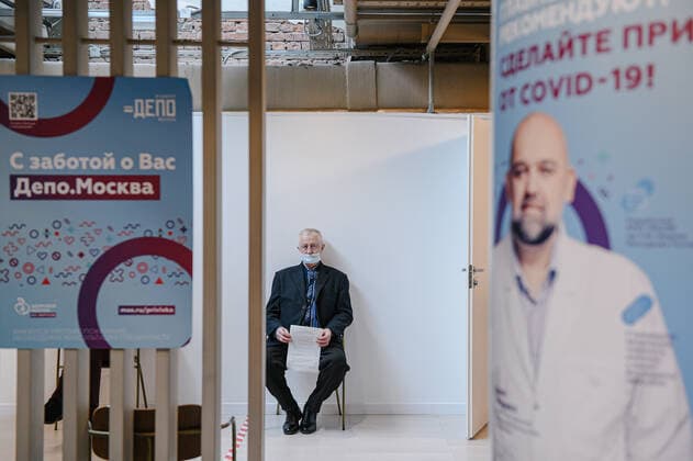 (210323) -- MOSCOW, March 23, 2021 -- A man waits to receive the COVID-19 vaccine in Moscow, Russia, on March 23, 2021. Russia reported 8,457 COVID-19 cases over the last 24 hours, the lowest daily tally since September last year, bringing the cumulative count to 4,474,610, the official monitoring and response center said Tuesday. ) RUSSIA-MOSCOW-COVID-19-VACCINATION EvgenyxSinitsyn 