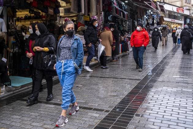 People wearing face masks walk on a street in Istanbul, Turkey, on March 23, 2021. Turkey has confirmed 30,061 deaths and 3,013,122 positive cases of the coronavirus infection in the country. ( Copyright: IhsanxSercanxOzkurnazlix-xDepoxP 17077641