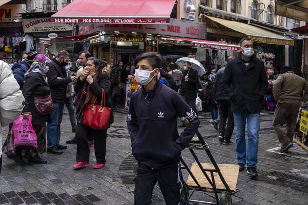 People wearing face masks walk on a street in Istanbul, Turkey, on March 23, 2021. Turkey has confirmed 30,061 deaths and 3,013,122 positive cases of the coronavirus infection in the country. ( Copyright: IhsanxSercanxOzkurnazlix-xDepoxP 17077649