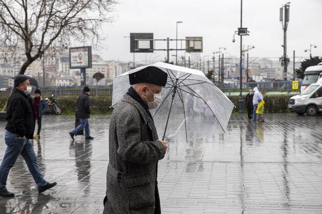 People wearing face masks walk on a street in Istanbul, Turkey, on March 23, 2021. Turkey has confirmed 30,061 deaths and 3,013,122 positive cases of the coronavirus infection in the country. ( Copyright: MinexTozx-xDepoxPhotos 17077772