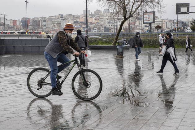 People wearing face masks walk on a street in Istanbul, Turkey, on March 23, 2021. Turkey has confirmed 30,061 deaths and 3,013,122 positive cases of the coronavirus infection in the country. ( Copyright: MinexTozx-xDepoxPhotos 17077774