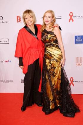 Judy Winter und Ute Lemper auf dem Roten Teppich bei der Benefizgala Künstler gegen Aids zugunsten der Berliner Aids-Hilfe e.V. im Stage Theater des Westens in Berlin. *** Judy Winter and Ute Lemper on the Red Carpet at the Benefit Gala Artists against Aids for the benefit of Berliner Aids Hilfe e V at the Stage Theater des Westens in Berlin Copyright: xEventpressxGolejewskix