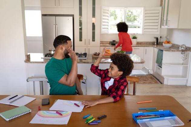 IMAGO Kreativ: Bildung, Kunsterziehung Father and son high fiving each other at home Mixed race couple with son enjoying family time together at home, social distancing and self isolation in quarantine lockdown, father and son are drawing together and high fiving with mother standing, model released, , property released, Cape Town, South Africa, 08.09.2020, 1372922.jpg, people,real people,father,son,mother,high five,high fiving,drawing,painting,self isolation,social distancing,coronavirus,covid19,corona,covid 19,covid-19,two parents,drawing book,standing,childhood,stay at home,quarantine,isolation,distance,lock down,home,bedroom,domestic life,family,family with one child,lifestyle,free time,leisure,together,closeness,interacting,enjoying,generation z,gen z Child,Boy,Male,Mixed-