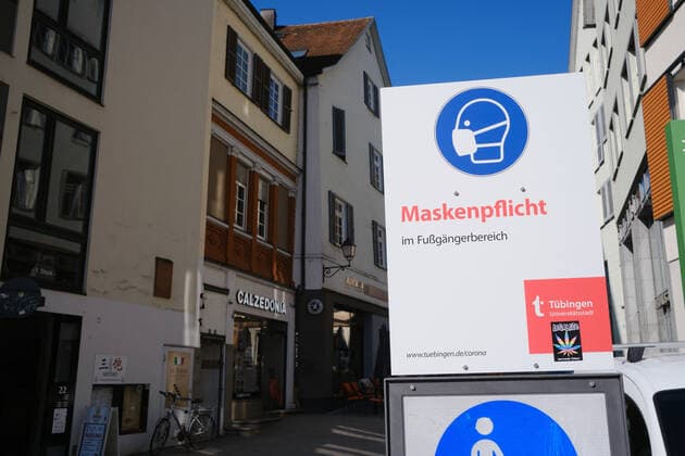 Tuebingen Tuebingen converts day ticket to digital system Tuebingen, 24 03 2021 Those who get tested at one of the nine stations in the city area will now receive a wristband with a QR code Tuebingen, 24 03 2021 Copyright: xEibner-Pressefoto ThomasxDingesx EP_TDS