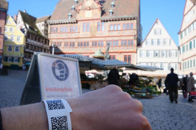 Tuebingen Tuebingen converts day ticket to digital system Tuebingen, 24 03 2021 Those who get tested at one of the nine stations in the city area will now receive a wristband with a QR code Tuebingen, 24 03 2021 Copyright: xEibner-Pressefoto ThomasxDingesx EP_TDS