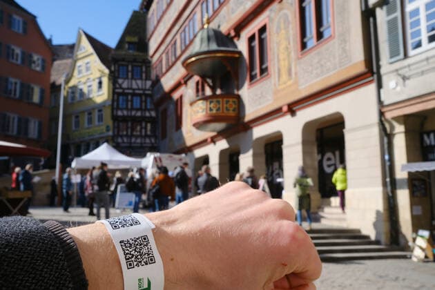 Tuebingen Tuebingen converts day ticket to digital system, Tuebingen, 24 03 2021 Those who get tested at one of the nine stations in the city area will now receive a wristband with a QR code Test station in front of the city hall Tuebingen, 24 03 2021 Copyright: xEibner-Pressefoto ThomasxDingesx EP_TDS