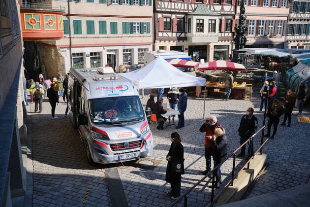 Tuebingen Tuebingen converts day ticket to digital system, Tuebingen, 24 03 2021 Those who get tested at one of the nine stations in the city area will now receive a wristband with a QR code Test station in front of the city hall Tuebingen, 24 03 2021 Copyright: xEibner-Pressefoto ThomasxDingesx EP_TDS