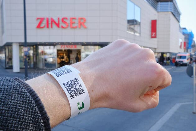 Tuebingen Tuebingen converts day ticket to digital system Tuebingen, 24 03 2021 Those who get tested at one of the nine stations in the city area will now receive a wristband with a QR code Shopping at Zinser with QR code Tuebingen, 24 03 2021 Copyright: xEibner-Pressefoto ThomasxDingesx EP_TDS