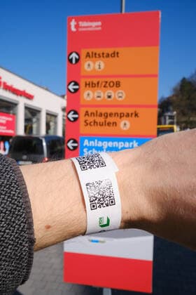 Tuebingen Tuebingen converts day ticket to digital system Tuebingen, 24 03 2021 Those who get tested at one of the nine stations in the city area will now receive a wristband with a QR code Tuebingen, 24 03 2021 Copyright: xEibner-Pressefoto ThomasxDingesx EP_TDS