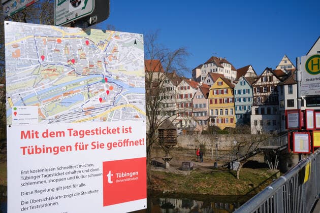 Tuebingen Tuebingen converts day ticket to digital system Tuebingen, 24 03 2021 Those who get tested at one of the nine stations in the city area will now receive a wristband with a QR code Tuebingen, 24 03 2021 Copyright: xEibner-Pressefoto ThomasxDingesx EP_TDS