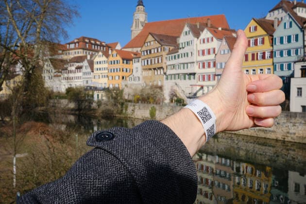 Tuebingen Tuebingen converts day ticket to digital system, Tuebingen, 24 03 2021 Those who get tested at one of the nine stations in the city area will now receive a wristband with a QR code thumbs up symbol photo Tuebingen, 24 03 2021 Copyright: xEibner-Pressefoto ThomasxDingesx EP_TDS