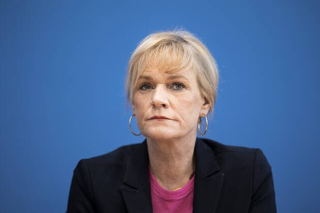 Simone Oldenburg, Vorsitzende der Fraktion DIE LINKE im Landtag von Mecklenburg-Vorpommern, aufgenommen im Rahmen der Bundespressekonferenz zum Thema Fuer Zukunftsinvestitionen: Wiedererhebung der Vermoegensteuer und eine gerechte Lastenverteilung der Krisenkosten in Berlin, 24.03.2021. Berlin Deutschland *** Simone Oldenburg, chairwoman of the parliamentary group DIE LINKE in the state parliament of Mecklenburg Vorpommern, recorded at the Federal Press Conference on the subject of Fuer Zukunftsinvestitionen (investment in the future), reintroduction of the wealth tax and a fair distribution of the burden of the costs of the crisis in Berlin, 24 03 2021 Berlin Germany Copyright: xFlorianxGaertner photothek.dex