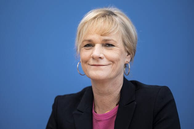Simone Oldenburg, Vorsitzende der Fraktion DIE LINKE im Landtag von Mecklenburg-Vorpommern, aufgenommen im Rahmen der Bundespressekonferenz zum Thema Fuer Zukunftsinvestitionen: Wiedererhebung der Vermoegensteuer und eine gerechte Lastenverteilung der Krisenkosten in Berlin, 24.03.2021. Berlin Deutschland *** Simone Oldenburg, chairwoman of the parliamentary group DIE LINKE in the state parliament of Mecklenburg Vorpommern, recorded at the Federal Press Conference on the subject of Fuer Zukunftsinvestitionen (investment in the future), reintroduction of the wealth tax and a fair distribution of the burden of the costs of the crisis in Berlin, 24 03 2021 Berlin Germany Copyright: xFlorianxGaertner photothek.dex