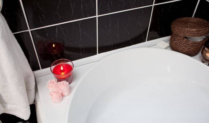 IMAGO Creative: Clickbait, Deko Ideen für Zuhause Bubble bath with candle and flowers Close up of a bubble bath with candle and flowers, model released, Cork, Ireland, 2010-03-29T23:00:00.000Z, 14447.jpg, bath, bathroom, bathtub, beauty, candle, candles, care, clean, contemporary, decor, decoration, fresh, health, healthy, home, house, hygiene, indoors, interior, lifestyle, light, luxury, modern, peaceful, purity, relax, relaxation, room, spa, towel, tub, wash, water, wellness, wet, white