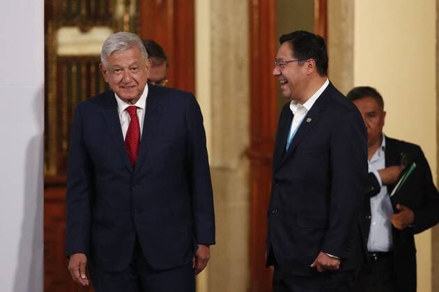 MEXICO CITY (MEXICO), 03 24 2021.- The president of Bolivia, Luis Arce (r), meets with the president of Mexico, Andrés Manuel López Obrador (l), during a ceremony at the National Palace in Mexico City, Mexico, 24 March 2021. The president of Bolivia, Luis Arce, expressed this Wednesday his happiness to return to Mexico but this time no longer as a refugee , referring to his exile with Evo Morales during the Bolivian crisis of 2019. EFE Jose Mendez Luis Arce: It is a happiness to return to Mexico no longer as a refugee !ACHTUNG: NUR REDAKTIONELLE NUTZUNG! Copyright: xJosexMendezx MEX8076 20210324-637522021477327330
