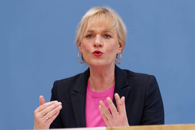 Die Linke für Vermögenssteuer und gerechte Verteilung der Krisenkosten 2021-03-24, Deutschland, Berlin - Bundespressekonferenz: Die Linke befürwortet eine Wiedererhebung der Vermögenssteuer und will eine gerechte Lastenverteilung der Krisenkosten. Im Bild Simone Oldenburg (Die Linke), Fraktionsvrsitzende im Landtag von Mecklenburg-Vorpommern *** The Left Party for wealth tax and fair distribution of crisis costs 2021 03 24, Germany, Berlin Federal Press Conference The Left Party favours a reintroduction of the wealth tax and wants a fair distribution of the burden of the crisis costs In picture Simone Oldenburg The Left Party , parliamentary group leader in the state parliament of Mecklenburg Western Pomerania