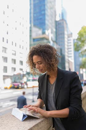IMAGO Creative: Kreative Renaissance -- der junge Entrepreneur Afro female entrepreneur using digital tablet in city model released Symbolfoto BOYF01953