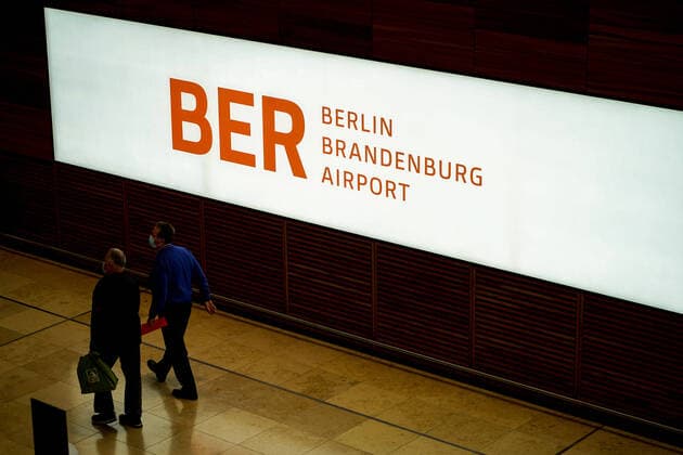 23.03.2021,Schönefeld,Brandenburg,Deutschland,GER,Flughafen Berlin Brandenburg (BER) Willy Brandt.Koffer, *** 23 03 2021,Schoenefeld,Brandenburg,Germany,GER,Berlin Brandenburg Airport BER Willy Brandt case,