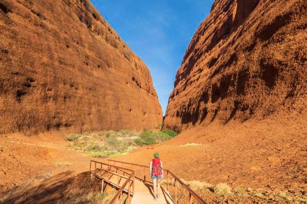 Australia, Northern Territory, Hiking at Uluru Kata Tjuta National Park in Central Australian Desert model released Symbolfoto property released FOF12118