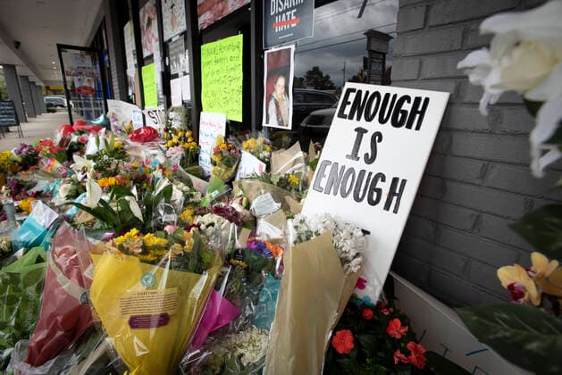 Bilder des Jahres 2021, News 03 MÃ¤rz News Themen der Woche KW12 News Bilder des Tages March 24, 2021, Acworth, GA, USA: Flowers and memorials continue to be placed outside Youngs Massage Spa, a week after eight people were shot to death at three Atlanta area massage spas. Four people, including three Asian women who worked at this spa, were among those killed. The suspect, Robert Aaron Long, 21, told police the spas were a temptation for him that he wanted to eliminate. .Pictured: Ãƒ Enough is EnoughO sign placed among the flowers Acworth USA - ZUMAn03_ 20210324_zaf_n03_003 Copyright: xRobinxRaynex