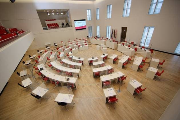Blick in den leeren Plenarsaal vor Beginn einer Sitzung des Brandenburger Landtags in Potsdam, 24. März 2021. Sitzung des Brandenburger Landtags *** View of the empty plenary hall before the start of a session of the Brandenburg State Parliament in Potsdam, 24 March 2021 Session of the Brandenburg State Parliament