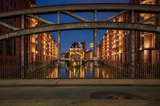 Germany, Hamburg, Wandrahmsfleet canal at night with bridge in foreground RJF00861
