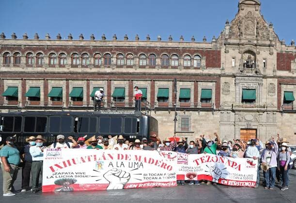 A group of teachers from different states of the Mexican Republic protest today in front of the National Palace in Mexico City, Mexico 24 March 2021. Dissident teachers from the state of Chiapas, who are part of the National Coordinator of Education Workers (CNTE), arrived in Mexico City on Wednesday to initiate a dialogue with President Andres Manuel Lopez Obrador. Dissident teachers arrive in Mexico City for dialogue with Lopez Obrador !ACHTUNG: NUR REDAKTIONELLE NUTZUNG!  Copyright: xMarioxGuzmánx MEX8173 20210325-637522441439035710