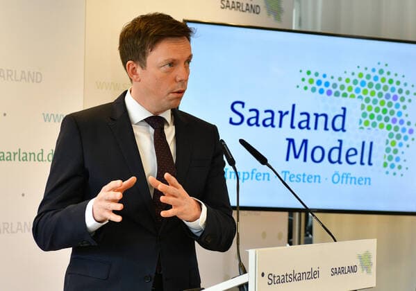 Saarlands Minister President Tobias Hans CDU and Minister of Economic Affairs Anke Rehlinger SPD present a new strategy for the Saarland on Thursday 25 3 2021 Vaccinate, Test, Open is the guiding principle bub