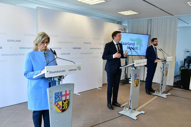 Saarlands Minister President Tobias Hans CDU and Minister of Economic Affairs Anke Rehlinger SPD present a new strategy for the Saarland on Thursday 25 3 2021 Vaccinate, Test, Open is the guiding principle bub