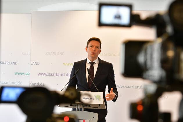 Saarlands Minister President Tobias Hans CDU and Minister of Economic Affairs Anke Rehlinger SPD present a new strategy for the Saarland on Thursday 25 3 2021 Vaccinate, Test, Open is the guiding principle bub