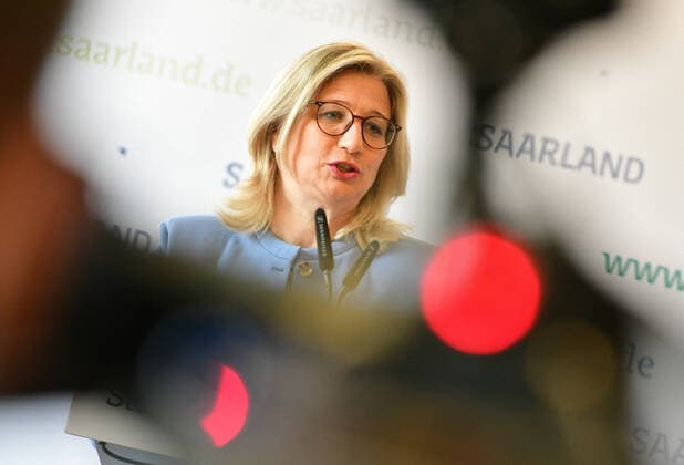 Saarlands Minister President Tobias Hans CDU and Minister of Economic Affairs Anke Rehlinger SPD present a new strategy for the Saarland on Thursday 25 3 2021 Vaccinate, Test, Open is the guiding principle bub