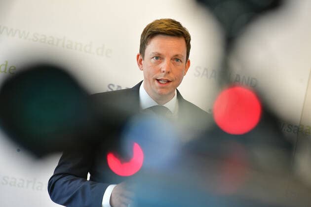 Saarlands Minister President Tobias Hans CDU and Minister of Economic Affairs Anke Rehlinger SPD present a new strategy for the Saarland on Thursday 25 3 2021 Vaccinate, Test, Open is the guiding principle bub