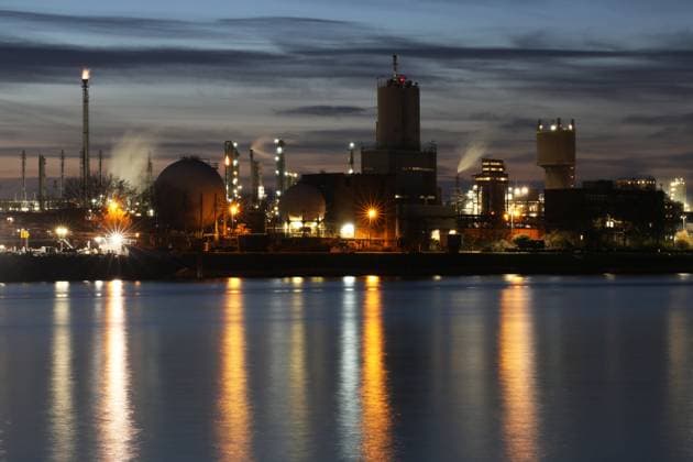 Evening shot of BASF in Ludwigshafen with the Rhine in the foreground Copyright: xx