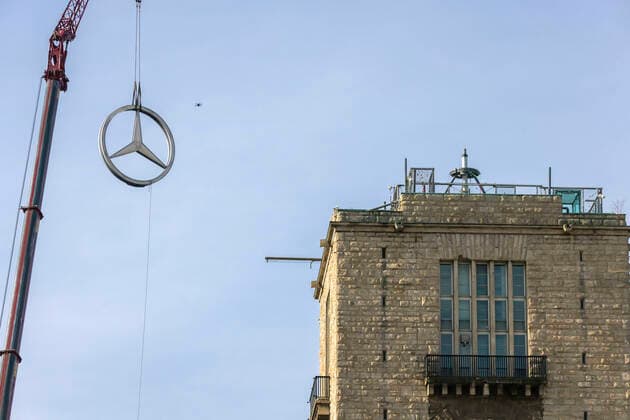 Bilder des Jahres 2021, News 03 März News Themen der Woche KW12 Mercedes-Stern auf dem Bahnhofsturm abgebaut. Seit 69 Jahren ist das weltbekannte Markenlogo eines der Wahrzeichen von Stuttgart. Durchmesser fünf Meter. Während des rund 250 Millionen Euro teuren Sanierung des Bonatzbau zieht der Stern vorübergehend vor das Mercedes-Museum in Bad Cannstatt. Nach Abschluss der Sanierungsarbeiten und Eröffnung des neuen Hauptbahnhofs in rund fünf Jahren kehrt der Mercedes-Stern auf den Turm zurück. 25.03.2021: DEU, Deutschland, Baden-Württemberg, Stuttgart. *** Mercedes star on the station tower dismantled For 69 years, the world-famous brand logo has been one of Stuttgarts landmarks Diameter five meters During the approximately 250 million euro renovation of the Bonatzbau, the star will t