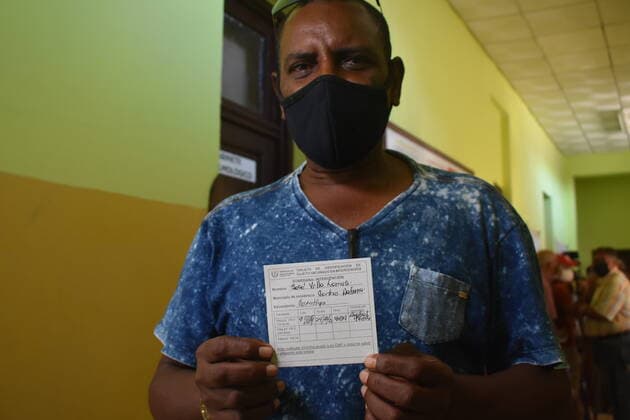 Coronavirus in Kuba, Impfungen mit regionalem Impfstoff in Havanna (210325) -- HAVANA, March 25, 2021 -- A volunteer displays a certificate of inoculation at a community clinic in Havana, Cuba, on March 24, 2021. TO GO WITH Feature: Cuba inoculates medical workers against COVID-19 as homegrown vaccines enter final stage of trial ) CUBA-HAVANA-COVID-19-VACCINATION ZhuxWanjun 