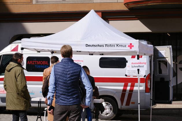 Tuebingen topics model project opening with security, Tuebingen, 25 03 2021 Corona quick test station at the market place, at Tuebingen town hall Tuebingen, 25 03 2021 Copyright: xEibner-Pressefoto ThomasxDingesx EP_TDS