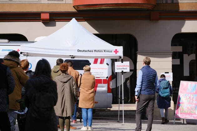 Tuebingen topics model project opening with security, Tuebingen, 25 03 2021 Corona quick test station at the market place, at Tuebingen town hall Tuebingen, 25 03 2021 Copyright: xEibner-Pressefoto ThomasxDingesx EP_TDS