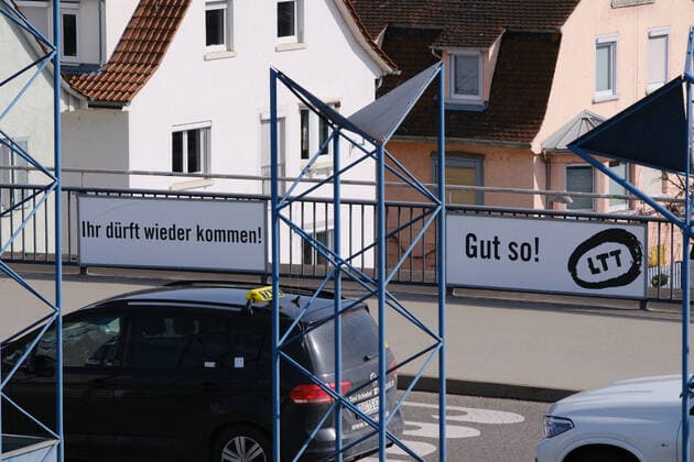 Tuebingen topics model project opening with security, Tuebingen, 25 03 2021 signage Ihr duerft wieder kommen des LTT Landestheater Tuebingen Tuebingen, 25 03 2021 Copyright: xEibner-Pressefoto ThomasxDingesx EP_TDS