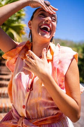 IMAGO Creative: Sommer, Sommertage im Garten Woman laughinh while posing in a colourful printed dress San Juan del Sur, Rivas, Nicaragua CR_TECM210325-685738-01 ,model released, Symbolfoto