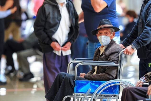 An elder man waits along with a relative to be vaccinated against covid-19 at the Luz Elena Arismendi Hospital in Quito, Ecuador, 25 March 2021. Ecuador added 1,849 new cases of covid-19 on Thursday and raised its number of people infected during the pandemic to more than 318,000, the Ministry of Public Health reported. On 4 March 2021, Phase 1 of the vaccination began in the country, with which it is expected to immunize 2 million people until 20 May 2021, a process that is excessively slow and that has already cost two Health Ministers their resignation: Juan Carlos Zevallos and Rodolfo Farfan. Vaccination day at the Luz Elena Arismendi Hospital in Quito !ACHTUNG: NUR REDAKTIONELLE NUTZUNG!  Copyright: xJosexJacomex AME5557 20210325-637523042738203322