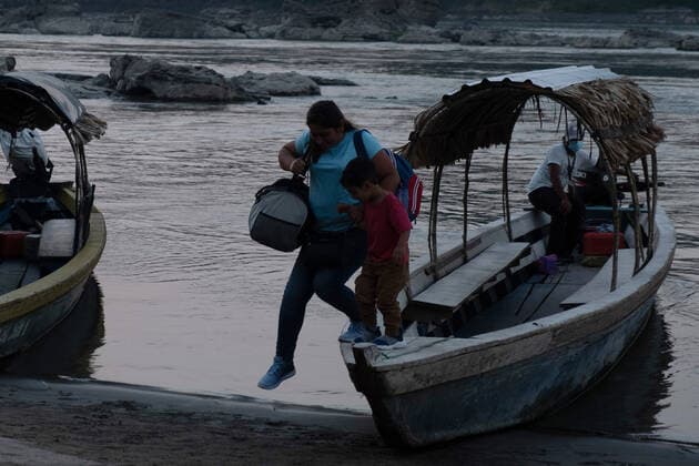 Migrants Continue Their Journey To The United States Border FRONTERA COROZAL, MEXICO - MARCH 25: Migrants, who arrived in caravan from Honduras and Guatemala continue their journey to the United States border, with the dream of obtaining a better employment. Migrants in look for of better jobs. After assuming the position as president of the United States, Joe Biden, one of his objectives is to achieve immigration reform, to give greater openness to immigrants from Central America. On March 25, 2021 in Frontera Corozal, Mexico Copyright: xIdaliaxRiex EYEPIXGROUP_IDR_25032021_5389