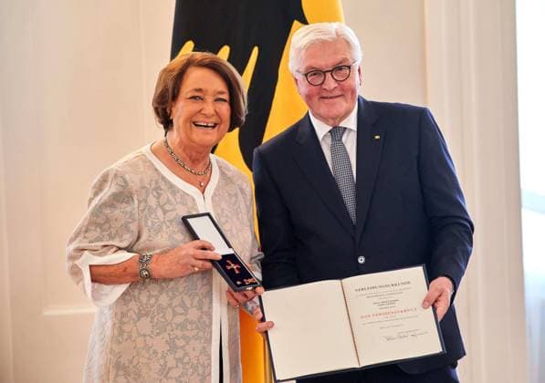 Edda Moser und Frank-Walter Steinmeier bei Bundespräsident Steinmeier verleiht 25 Verdienstorden zum Tag der Deutschen Einheit Schloss Bellevue in Berlin *** Edda Moser and Frank Walter Steinmeier at Federal President Steinmeier awards 25 Orders of Merit on German Unity Day Bellevue Palace in Berlin Copyright: xEventpressxRadkex