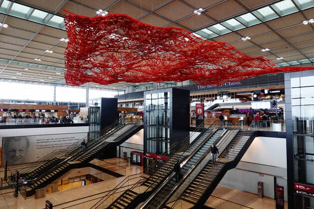 24.03.2021, Schoenefeld, Brandenburg, GER - Nur wenige Passagiere verlieren sich in Zeiten der Coronakrise im Terminal des Flughafen Berlin-Brandenburg International BER. (Abfertigungshalle, Airport, Alltag, BBI, BER, Berlin-Brandenburg International, Berlin-Schoenefeld, Brandenburg, Coronaepidemie, Coronakrise, Coronapandemie, deutsch, Deutschland, Europa, europaeisch, Fahrtreppen, fliegender Teppich, Flughafen, Flughafen Schoenefeld, Flughafengebaeude, Flughafenterminal, Gebaeude, Gesellschaft, innen, Innenarchitektur, Innenaufnahme, Kunst, leer, Leere, Lockdown, Menschen, Passagiere, Personen, QF, Querformat, Reise, Reisewarnung, Rolltreppen, Schoenefeld, Shutdown, Teppich, Terminal, The Magic Carpet, Tourismus, Treppen, Westeuropa, Wirt