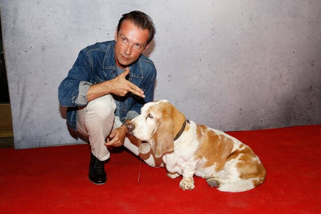 Lucas Gregorowicz mit Hündin Toni beim Photocall vor der Preview von Polizeiruf 110: Heimatliebe im Cinema Paris in Berlin. *** Lucas Gregorowicz with dog Toni at the photocall before the preview of Polizeiruf 110 Heimatliebe at Cinema Paris in Berlin Copyright: xEventpressxGolejewskix