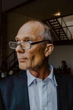 IMAGO Creative: Menschen in Berlin - Generationen IMAGO Creative: Menschen in Berlin Businessman with eyeglasses looking away in office Germany, Berlin, model released, property released Copyright: xMaskotx , MA85271