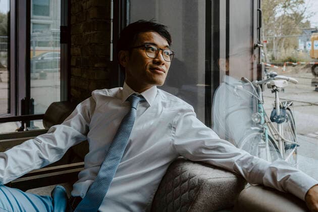 IMAGO Creative: Kreative Renaissance -- der junge Entrepreneur Male entrepreneur looking through window while sitting on sofa at office Germany, Berlin, model released, property released Copyright: xMaskotx , MA85279