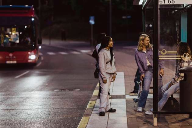 IMAGO Creative, Jahreszeit Sommer, Sommer in der Stadt IMAGO Creative: Gesellschaft, Integration IMAGO Creative: Landleben - Alfresco, Draußen Female friends sitting on bus stop at night Sweden,Stockholm, model released Copyright: xMaskotx , MA85359