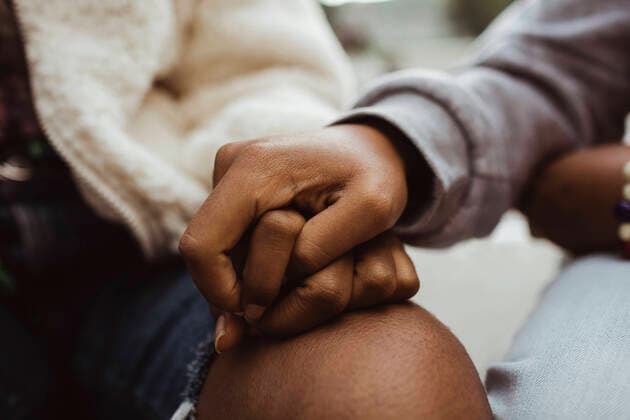 IMAGO Creative: Gesellschaft, Integration Cropped image of female friends holding hands outdoors Sweden,Stockholm, model released Copyright: xMaskotx , MA85387