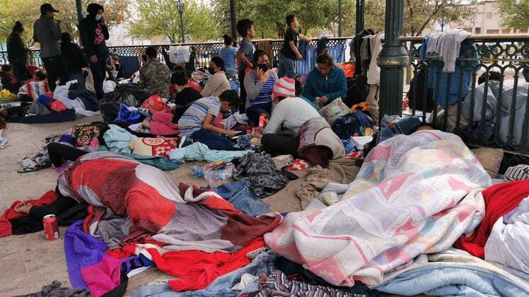 Deported Central American migrants remain installed in a public square, in Reynosa, state of Tamaulipas, Mexico, 26 March 2021. Around 200 Central American migrants who were deported by the United States are currently crammed into a public square in the border municipality of Reynosa, in the Mexican state of Tamaulipas, a reflection of the recent wave of migration that is sweeping the region. Migrants deported from the United States live in the open in northern Mexico !ACHTUNG: NUR REDAKTIONELLE NUTZUNG!  Copyright: xMartinxJuarezx MEX8266 20210326-637523759742707960